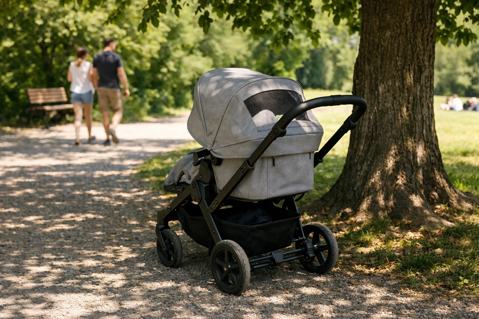 barnvagn står i skuggan under ett träd på en svensk sommardag, sufflettens ventilation synlig.